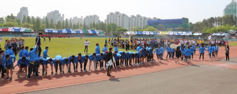 군산대학교는 14일(화) 오전 10시 군산대학교 대운동장에서 김충묵교무처장을 비롯한 주요 보직자와 6,000여명의 재학생이 참석한 가운데 2013학년도 황룡체전 개막식을 개최했다.