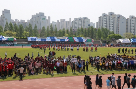 군산대학교는 14일(화) 오전 10시 군산대학교 대운동장에서 김충묵교무처장을 비롯한 주요 보직자와 6,000여명의 재학생이 참석한 가운데 2013학년도 황룡체전 개막식을 개최했다.