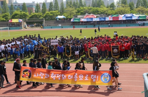 군산대학교는 14일(화) 오전 10시 군산대학교 대운동장에서 김충묵교무처장을 비롯한 주요 보직자와 6,000여명의 재학생이 참석한 가운데 2013학년도 황룡체전 개막식을 개최했다.