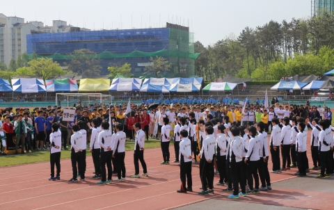 군산대학교는 14일(화) 오전 10시 군산대학교 대운동장에서 김충묵교무처장을 비롯한 주요 보직자와 6,000여명의 재학생이 참석한 가운데 2013학년도 황룡체전 개막식을 개최했다.
