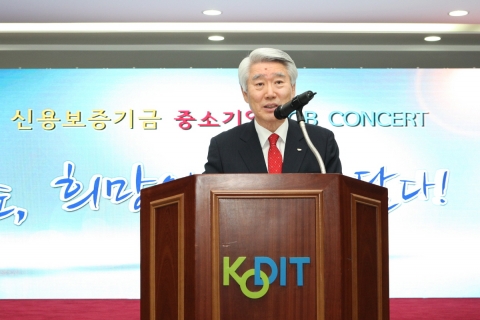 5월 14일 신보가 개최한 중소기업 JOB 콘서트에서 인사말을 하고 있는 안택수 신보 이사장.