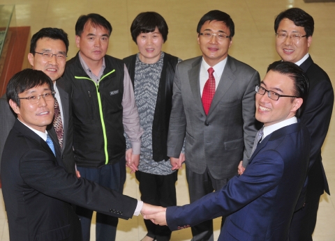 건국대 교수들이 청소관리직원의 근무환경 개선과 후생복지를 위한 관리직복지사랑기금을 기부한 후 청소관리직 직원들과 환하게 웃고 있다.