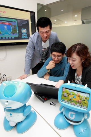 KT는 개발자와 함께 더불어 성장을 도모하는 에코노베이션(Econovation) 정책의 일환으로 스마트 에듀테인먼트 로봇, 키봇2의 응용프로그램 개발을 위한 키봇2 콘텐츠 개발자 