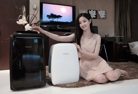 삼성전자 모델이 무덥고 습할 것으로 예상되는 올 여름을 대비할 수 있는 13L 용량의 프리미엄 제습기(검정 색상 제품)와 5.5L의 미니 제습기(흰색 색상 제품)를 소개하고 있다.
