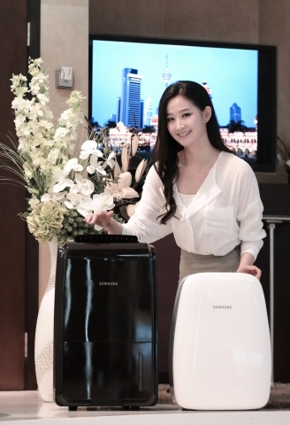 삼성전자 모델이 무덥고 습할 것으로 예상되는 올 여름을 대비할 수 있는 13L 용량의 프리미엄 제습기(검정 색상 제품)와 5.5L의 미니 제습기(흰색 색상 제품)를 소개하고 있다.