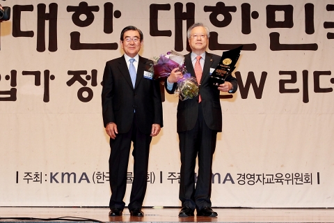 KT 이석채 회장이 서울시 용산구 한남동 그랜드하얏트서울 호텔에서 한국의 경영자상을 수상한 뒤 한국능률협회 이봉서 회장과 함께 기념촬영을 하고 있다.