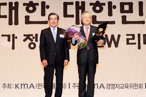 KT 이석채 회장이 서울시 용산구 한남동 그랜드하얏트서울 호텔에서 한국의 경영자상을 수상한 뒤 한국능률협회 이봉서 회장과 함께 기념촬영을 하고 있다.