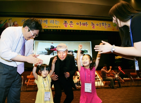 한국전력은 5월 가정의 달을 맞아 아빠와 자녀간 소통의 장을 마련하여 가족유대를 증진하고 회사에 대한 애사심을 향상시키고자 아빠놀이학교 권오진 교장을 초청 좋은아빠 놀이학교를 서울