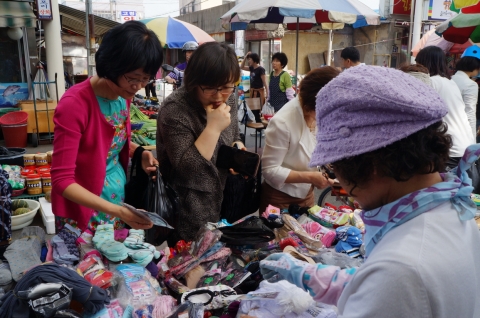 신원혜, 류미지 교수가 전통시장에서 물건구매를 하고 있다.