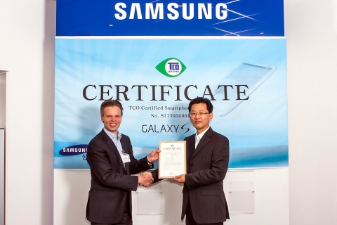 삼성전자의 전략 스마트폰 갤럭시 S4가 유럽의 대표적 안전규격 기관 TCO(The Swedish Confederation of Professional Employees)로부터 친환경 제품 인증(TCO Certified)&#039;을 받았다. 사진은 지난 15일 스웨덴 스톡홀름에서 있었던 인증서 수여식에서 삼성전자 노르딕 법인장 조상호 상무(오른쪽)와 TCO의 소렌 엔홀름(Soren Enholm) CEO.