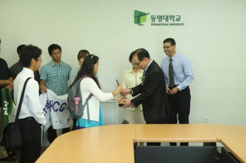 미국 하와이대학 KCC 교환학생 대표가 동명대 설동근 총장에게 선물을 전달하는 장면