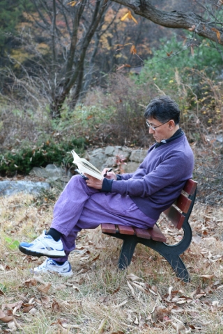 선마을에서 독서중인 이시형 촌장님