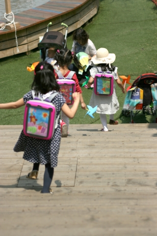 가방에 자신이 그린 그림을 넣고 신난 아이들