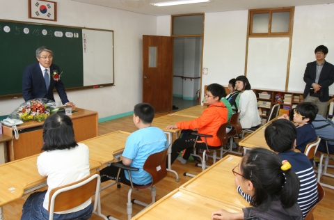 박승호 포항시장이 명도학교 학생들의 장래희망을 들으며 실질적인 장애인의 삶의 질 향상에 대해 대화를 나누고 있다.