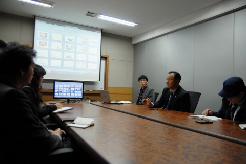세창 디자인팀과 미팅중인 신상영 교수