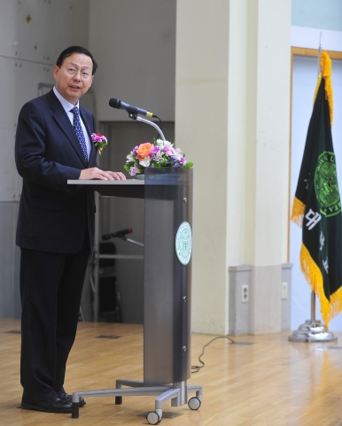 건국대(총장 송희영)는 현대 중국의 경제통상, 문화, 과학기술 관련 연구를 특화하고 중국과의 교류협력을 확대하기 위해  ‘중국연구원’을 개원하고, 지난 16일 오후 새천년관 국제회의장에서 개원기념식 및 특별강연회를 개최했다.  장신썬 주한 중국대사가 축사를 하고 있다.
