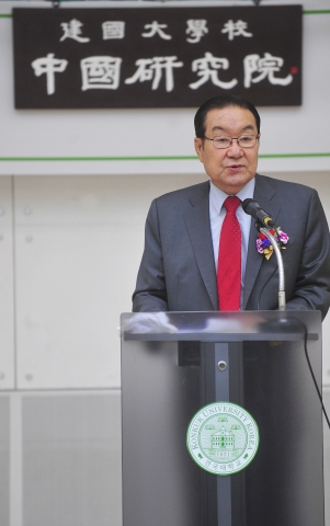 건국대(총장 송희영)는 16일 오후 서울 광진구 능동로 건국대 서울캠퍼스 새천년관 국제회의장에서 ‘중국연구원’을 개원하고 현판식과 개원 기념 특별강연회를 개최했다. 이세기 한중친선협회장이 ‘중국과 동북아정세 변화’를 주제로 강연하고 있다.