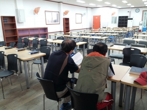 노숙인으로 사단법인 참좋은친구들에서 식사봉사에 참여하고 있는 조안영, 박상길씨(가명). 그들은 24년간 서울역 노숙인들의 버팀목이 되어온 이 곳을 지켜 달라고 우리사회의 양심에 대해 호소했다.