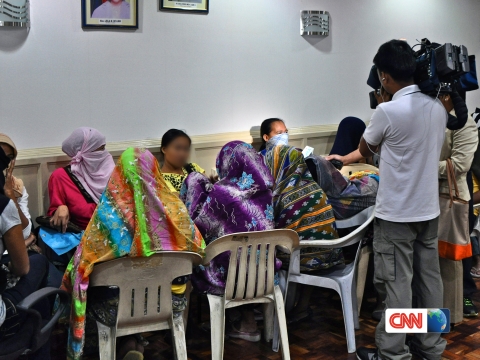 CNN이 2년동안 조사하여 제작한 CNN Freedom Project 특집 다큐멘터리 The Fighters는 필리핀의 인권개척자 Cecilia Flores-Oebanda가 성매매로부터 아이들을 구하고 필리핀 최고의 스타, Manny Pacquiao를 현대판 노예제도와의 전쟁에 투사로 참여시키는 여정을 기록한다.