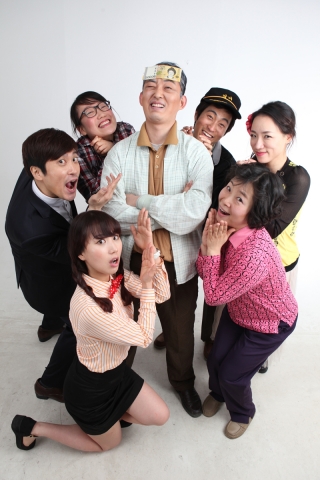 연극 행복한 구룡마을 좌회장 출연진 단체사진