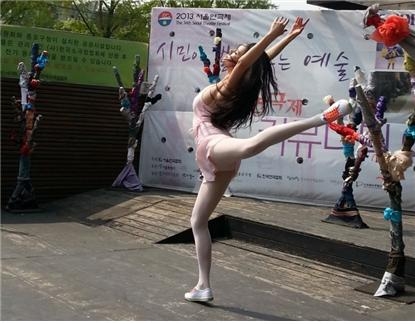무용복을 입은 한 여성이 대학로에 설치된 무대 위에서 춤을 추는 UCC가 화제가 되고 있다.