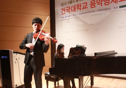 건국대 음악영재교육원은 경제적 여건 등으로 체계적인 교육을 받기 어려운 음악영재 발굴하고 육성하기 위해 서울시와 공동으로 진행하는 2013 음악영재 장학사업의 6기 입학식을 지난 18일 교내 산학협동관에서 개최했다.