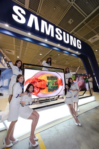 21일부터 나흘 간 코엑스 전시장 열리는 2013 월드 IT쇼에서 삼성전자 모델들이 멀티미디어 기술대상 대통령상을 받은 85형 UHD TV를 소개하고 있다.