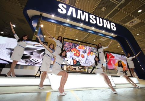 21일부터 나흘 간 코엑스 전시장 열리는 2013 월드 IT쇼에서 삼성전자 모델들이 멀티미디어 기술대상 대통령상을 받은 85형 UHD TV를 소개하고 있다.
