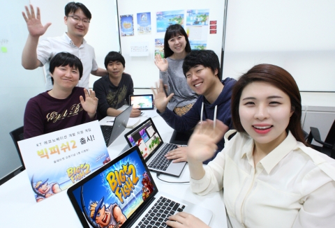 KT, 앱개발 활성화 펀드 1호 작품인 빅피쉬2를  올레마켓에 출시하였다. KT 모델들이 빅피쉬2를 선보이고 있는 모습