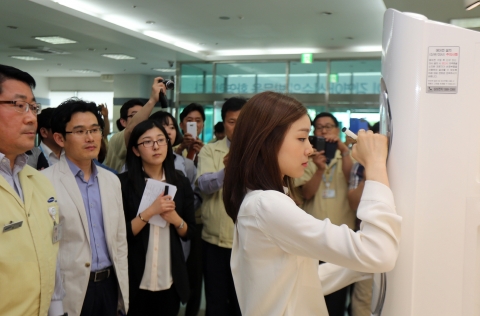 삼성 스마트에어컨의 모델로 5년째 활약 중인 김연아 선수가 전라남도 광주의 삼성전자 그린시티를 방문해 삼성 스마트에어컨 Q9000의 생산 과정을 경험했다. 김연아 선수가 그린시티에서 막 생산된 제품에 사인을 하고 있다.