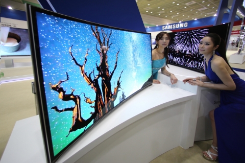 21일부터 나흘 간 코엑스에서 열리는 2013 월드IT쇼에서 삼성전자 모델들이 생생한 화질이 특징인 커브드 OLED TV를 소개하고 있다.