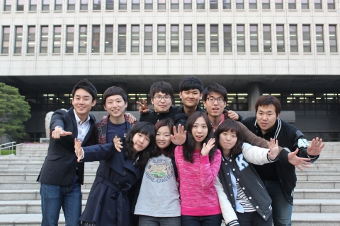 건국대 CES팀: 왼쪽 위에서부터 시계방향 - 김태용(부동산학 3, 24), 정주영(부동산학 3, 22), 류한성(부동산학 2, 22), 이호진(컴퓨터공학 3, 22), 조준혁(경제학 4, 23), 이우혁(축산식품공학 4, 25), 장동익(보건환경과학 1, 19), 김유진(사회환경시스템공학 4, 24), 윤소리(사회환경시스템공학 4, 21), 최재선(경영학 3, 21)