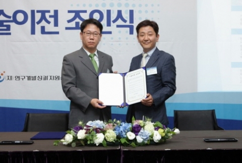 미래창조과학부는 21세기프론티어사업 등 대형 연구개발사업에서 창출된 우수 기술 8건을 산업계로 이전하는 기술이전 조인식을 22일 개최했다. (왼쪽부터)LS산전 T&D제품연구소 이석