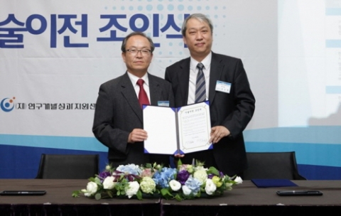 미래창조과학부는 21세기프론티어사업 등 대형 연구개발사업에서 창출된 우수 기술 8건을 산업계로 이전하는 기술이전 조인식을 22일 개최했다. (왼쪽부터)차세대초전도응용기술개발사업단 