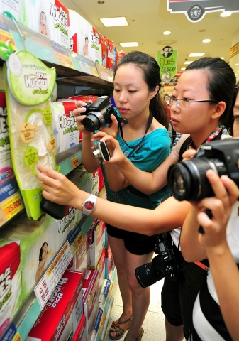 선진 육아문화를 체험하기 위해 한국을 방문한 중국 엄마들이 시내의 한 대형매장에서 하기스 기저귀를 살펴보고 있다.