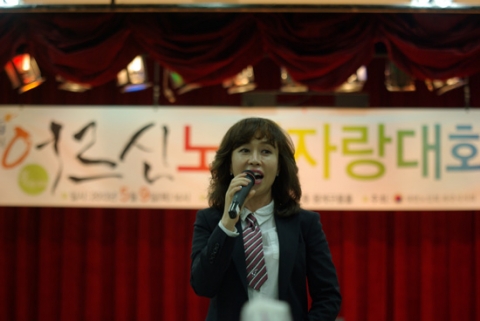 가수 김선양이 파주시 어르신 노래자랑 대회 설명을 하고, 심사를 진행하고 있다.