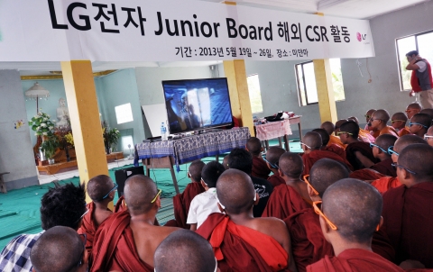 LG전자 사원협의체 주니어보드 20여 명이 미얀마 초등학교를 방문, 학생들과 함께 LG 시네마 3D TV로 3D 영화를 관람하고 있다.