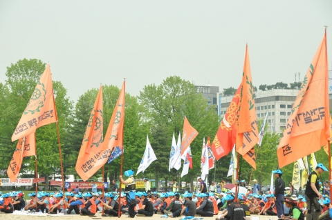 전국건설기계연합회는 소속 회원 1,000여명이 정부 과천청사 운동장에 모인가운데 건설기계노조의 불법행위 중지 규탄대회를 진행하고 있다.