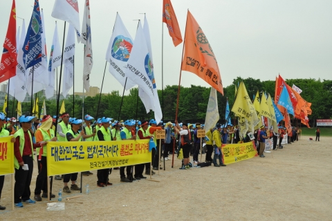 전국건설기계연합회는 소속 회원 1,000여명이 정부 과천청사 운동장에 모인가운데 건설기계노조의 불법행위 중지 규탄대회를 진행하고 있다.