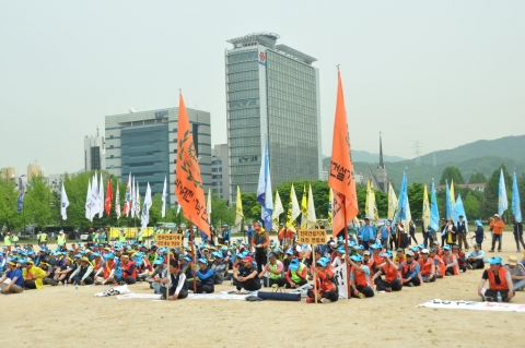전국건설기계연합회는 소속 회원 1,000여명이 정부 과천청사 운동장에 모인가운데 건설기계노조의 불법행위 중지 규탄대회를 진행하고 있다.