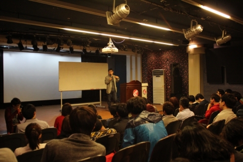 김기영 음향감독의 강연을 한국방송예술교육진흥원 학생들이 진지하게 듣고 있다.