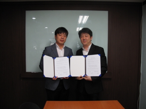 이정구(왼쪽) 리얼로거코리아 대표와 이동재(오른쪽) 엔톰 대표가 16일 업무협약을 맺고 기념촬영을 하고 있다.