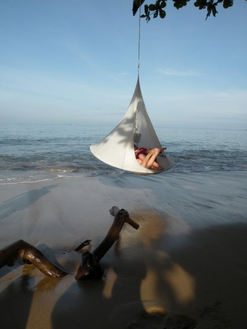 요트, 해변가, 숲 속, 사막 등 특별한 장소에서 Cacoon(카쿤)으로 즐거운 시간을 보낼 수 있다.