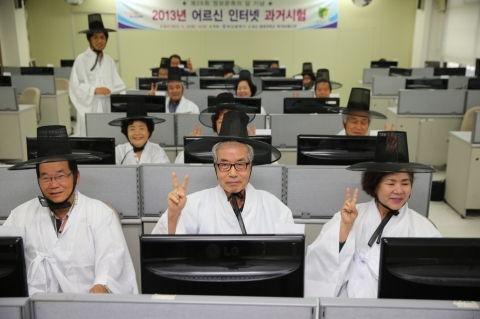 5월 25일 동명대 인터넷과거대회에 갓과 도포를 쓰고 참여한 어르신들