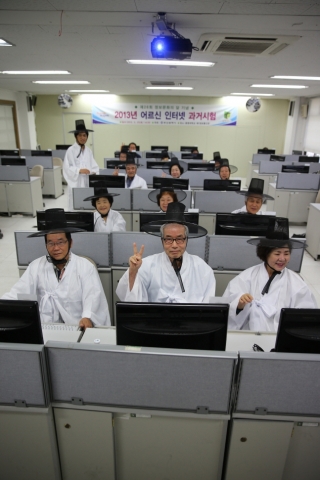 5월 25일 동명대 인터넷과거대회에 갓과 도포를 쓰고 참여한 어르신들