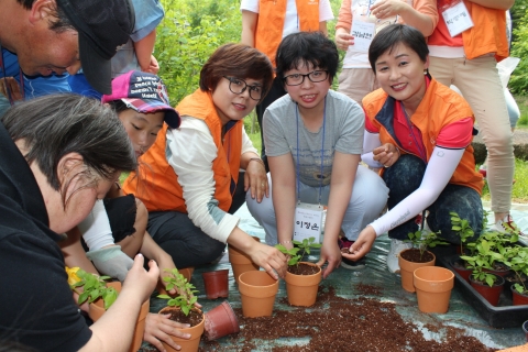 한화생명 직원, FP 23가족은 장애우의 1일 가족이 되어 숲해설가와 함께 숲체험도 하고, 나만의 화분만들기 등을 실시하며 즐거워 하고 있다.