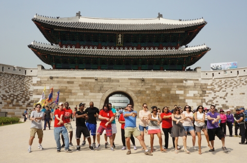한국관광공사의 초청으로 방한한 유튜브 스타 매트 하딩(가운데 파란셔츠 입은 사람)이 숭례문 앞에서 강남스타일 댄스를 추며 동영상을 촬영하고 있다.