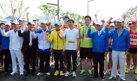 충남도청의 내포신도시 이전을 축하하는 제13회 홍성마라톤대회 참가한 지방자치단체장, 이봉주 선수