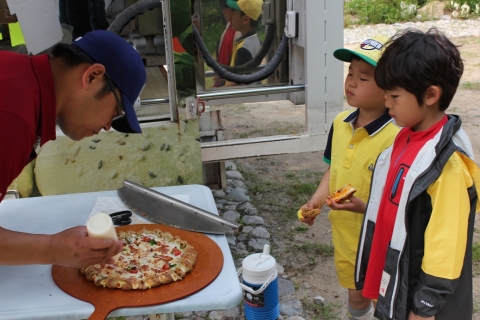 피자마루가 26일 MBC 아빠! 어디가? 스텝과 출연진을 위해 깜짝 피자파티를 열었다고 밝혔다.