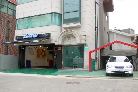 자동차 애프터마켓의 옵션세팅 전문 프랜차이즈인 덱스크루 서울 마포점이 27일부터 본격적인 영업을 개시한다고 밝혔다.